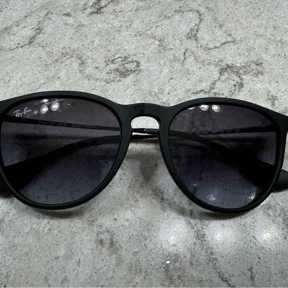 Ray Ban Erika Classic style sunglasses. Grey gradient lenses - Picture 5 of 5